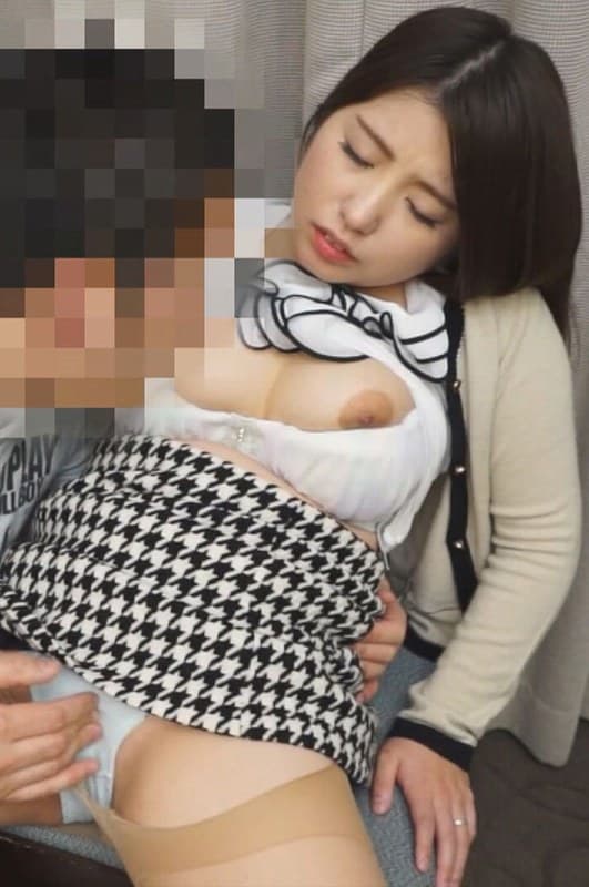 おっぱいを揺らして夢中でチ○ポを貪るムッチリ巨乳妻